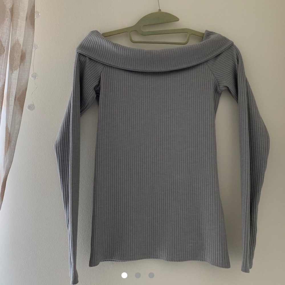 NWOT Off-The-Shoulder Gray Ribbed Sweater Top 🌪🌧